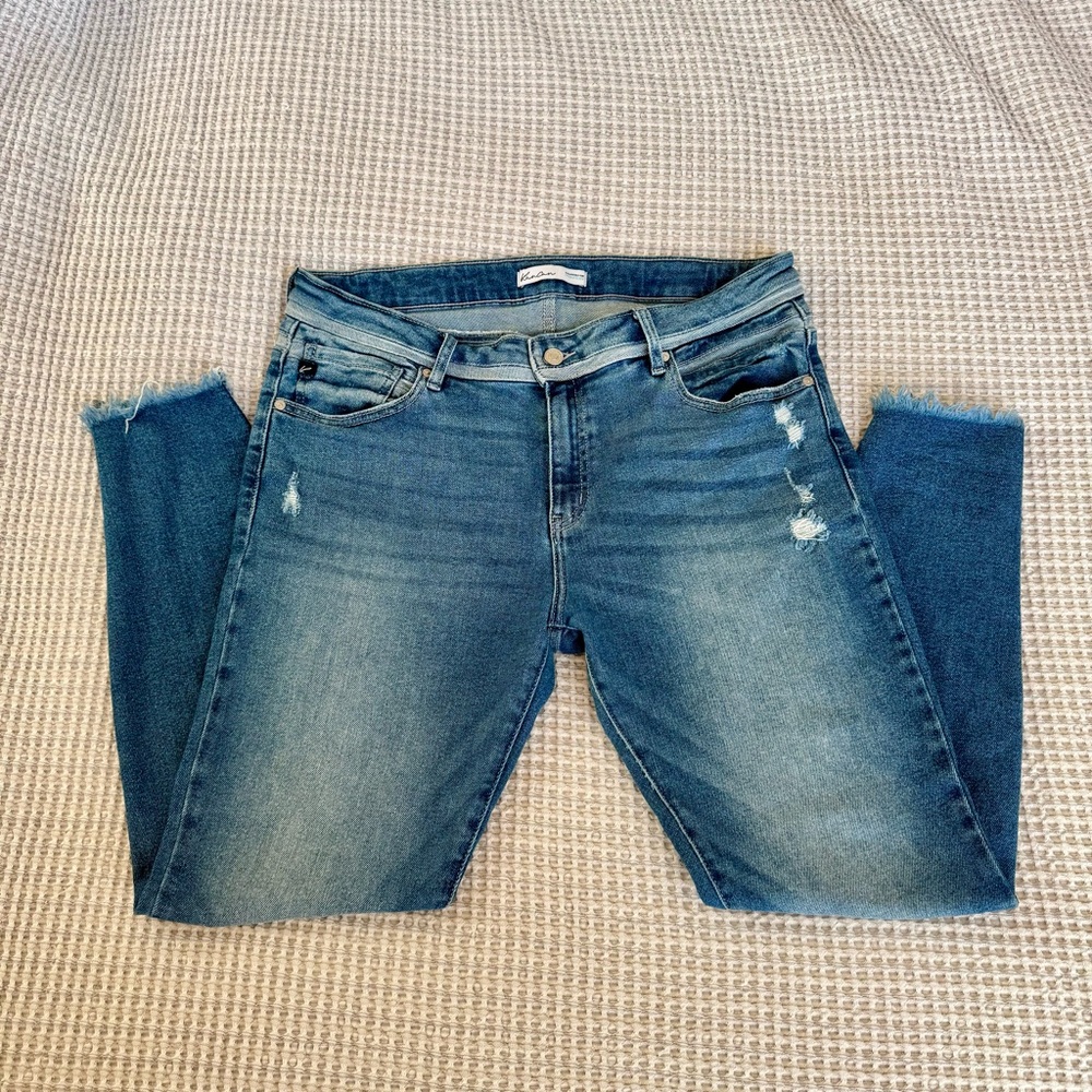KanCan Mid-Rise Frayed Hem Skinny Jeans • Size 31 • Medium Sandblast Wash